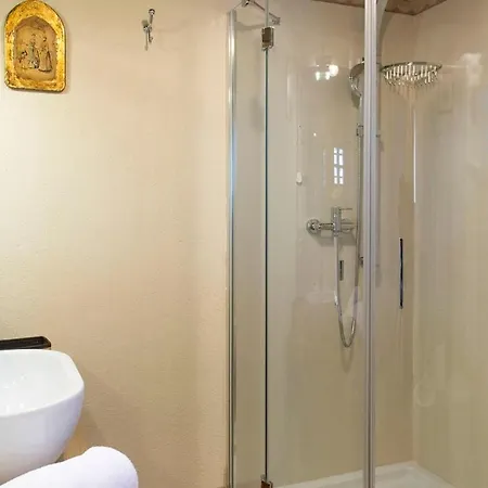 Villa Albachiara 8, Emma