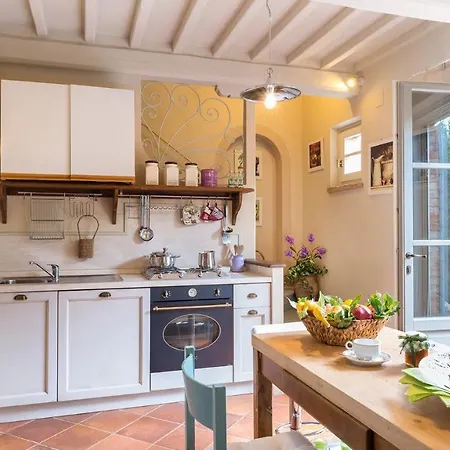 Albachiara 8, Emma Villa