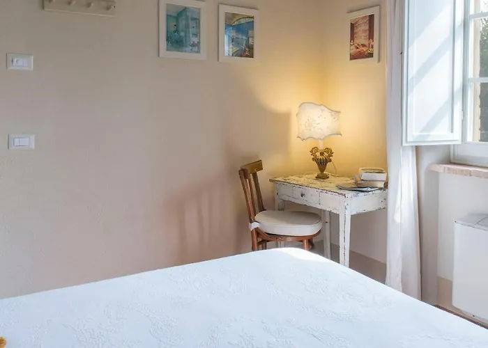 Villa Albachiara 8, Emma *