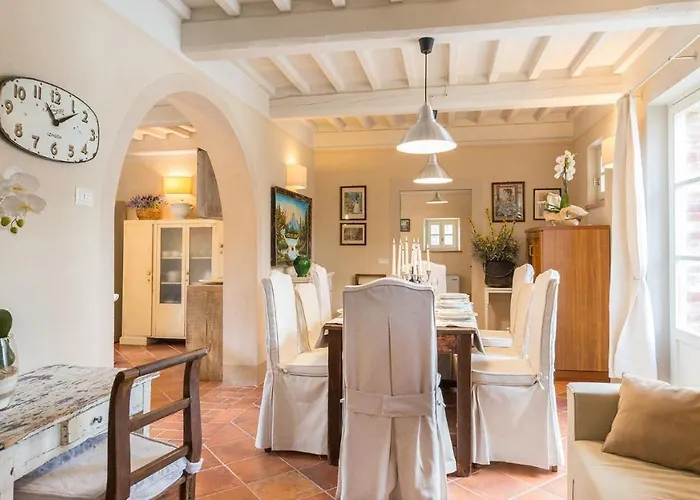 Villa Albachiara 8, Emma